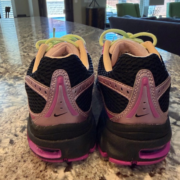 NIKE AIR MAX MOTO 2K (Size 7) - Picture 7 of 12